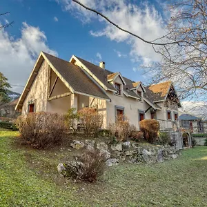 #hp La Maison Des Lilas Large Family House Sleeps 12 Garden Seyssinet